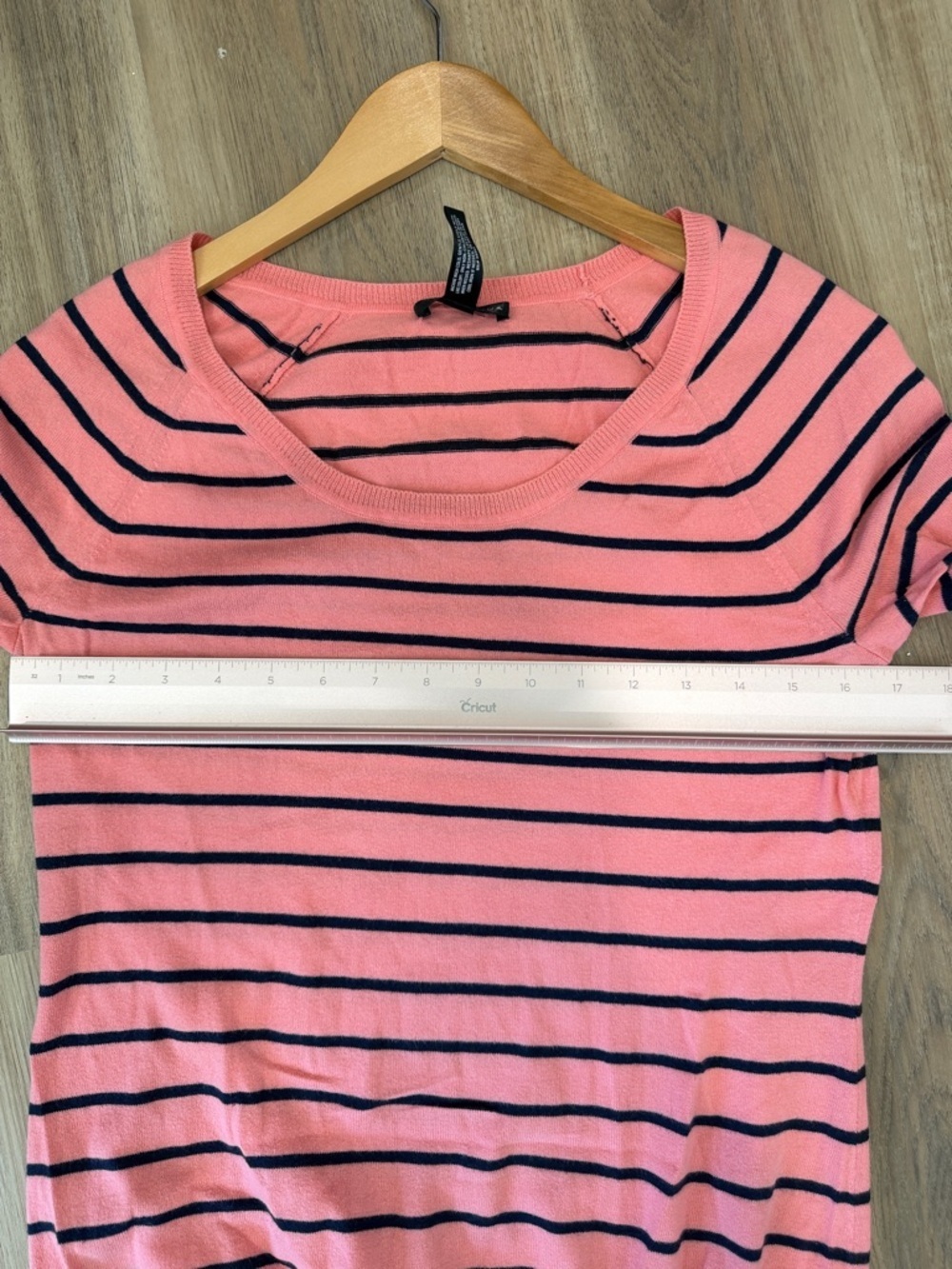 🧡💙 Aqua Fitted Coral & Navy Striped Sweatshirt
Size Medium - Picture 4 of 4